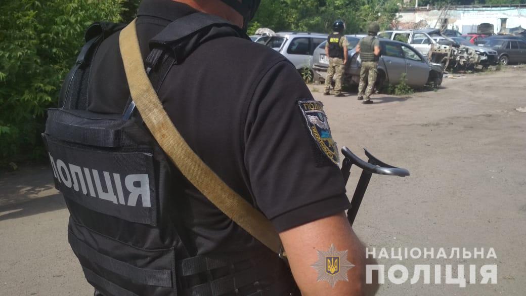 Автовикрадач в Полтаві взяв в заручники поліцейського і їде до Києва: що відомо